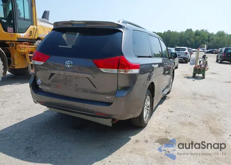 2013 Toyota Sienna Xle V6 8 Passenger z USA, uszkodzony, nr VIN 5TDYK3DC9DS370725